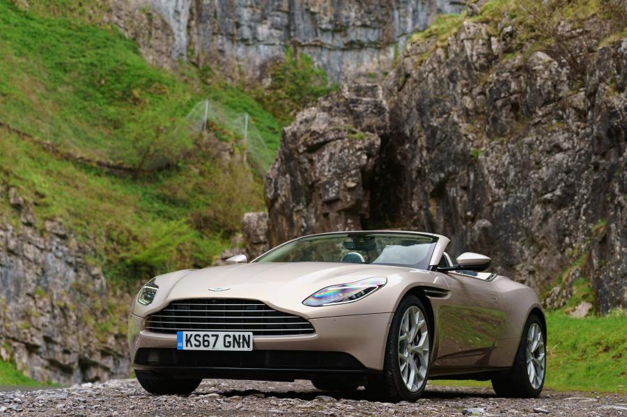  Aston Martin DB11 V8 Volante 2018 года  (UK) (фото 28 из 40)